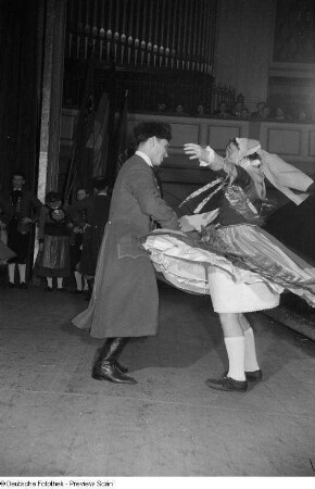 Tanzende Paare in Tracht auf der Bühne bei der Endveranstaltung des Kreisausscheides der Volkskunst