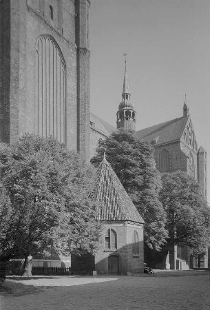 Stralsund. St.-Marien-Kirche, Südfassade und Apollonienkapelle