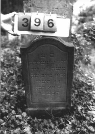 Grabstein 396 (Index: 99799638) Material: Sandstein Zustand: leicht verwittert Maße HxBxT: 68x34x12 cm Beschreibung: Stele, Konvexbogenabschluß, Schriftfeld eingetieft, Sockel Besonderheit: Kindergrab: Grabstein 396