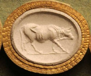 Schreitender Stier (Daktyliothek, Zweites Historisches Tausend)