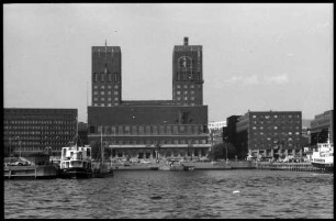 Oslo: Rathaus vom Wasser aus
