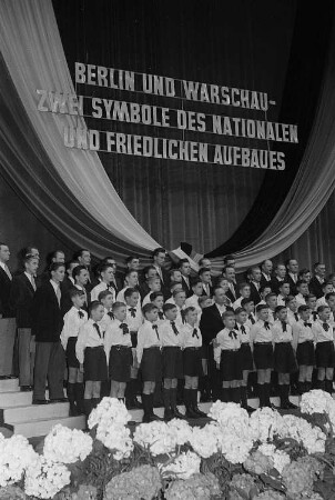 Auftritt des Posener Rundfunk-Chor : Chor und Chorleiter auf der Bühne