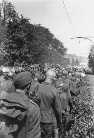 Ein Zug Kriegsgefangener