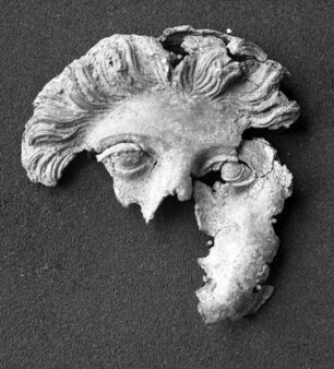 Fragment einer Maske (aus getriebenem Blech)