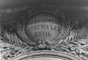 Hamburg-Neustadt. Inschrift am zwischen 1888 -1892 errichteten Stadthaus: "Salus populi suprema lex esto" - "Das Wohl des Volkes sei uns oberstes Gesetz"