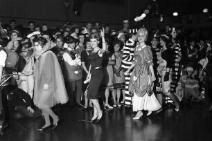 Freiburg: Stadthalle, Wahl der Miss Fasnet, die Anwärterinnen zur Miss Fasnetwahl