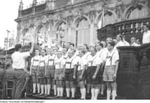 Dresden, Zwinger. Veranstaltung der Volkssolidarität im Zwingerhof, um 1957