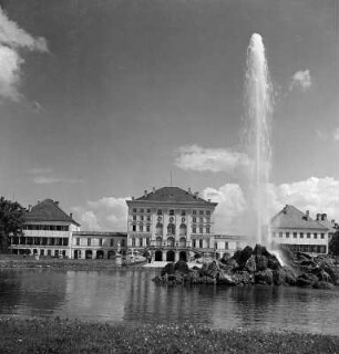 München-Nymphenburg. Schloss Nymphenburg (1664 /1675, 1702/1704, 1715; A. Barelli, G. A. Viscardi, J. Effner). Ansicht über den Schloßteich mit Springbrunnen