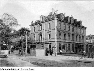 Dresden-Neustadt, Königsbrücker Straße 76. Deutsche Reichskrone (auch Reichsadler, Reichsbanner, Aktiv; 1869, 1873). Eckansicht