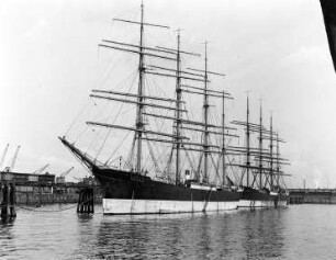 Hafenrundfahrt im Hamburger Hafen : Am Kai liegt das Segelschulschiff "Priwall"