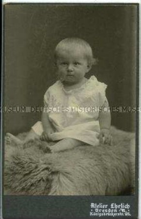 Sitzender Säugling auf Fell, Carte de Visite