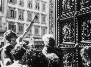 Touristen vor dem Südportal des Baptisteriums in Florenz
