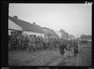 Wirballen (=Virbalis, Litauen): goße Anzahl von russischen Kriegsgefangenen mit geschulterten Hacken und Spaten ("Russische Gefangene auf dem Marsch zur Arbeit")