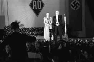 Bukarest: Aro-Palast, deutsch-rumänische Stunde, Lore Hofmann singt mit Marcell Wittrisch