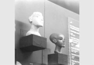 Aufstellung des Ägyptischen Museums und der Papyrussammlung im Bode-Museum, Blick auf eine Vitrine im Saal der Armanazeit, Raum 6