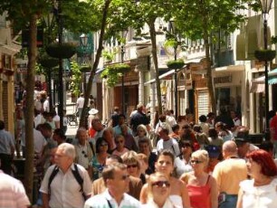 Käufer drängen sich in der engen Maine Street