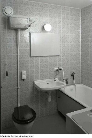Dreiraumwohnung des Typs WBS 70. Badezimmer