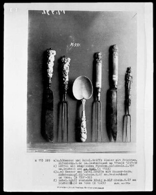 a), b) Messer und Gabel, Griffe Kinder mit Früchten, c) Löffel mit kämpfenden Fischen, d), e) Messer und Gabel, Griffe mit Männer- bzw. Mädchenkopf, f) Gabel, Griff stehende Königin