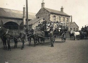 Edinburgh, Schottland. Touristen der Hapag in vierspännigen Kutschen an einem Güterbahnhof (wohl in Hafennähe) vor einer Wagenfahrt durch die Stadt
