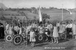 Schulfest in Steinbach unterhalb des Sportplatzes mit Kantor Leuschel
