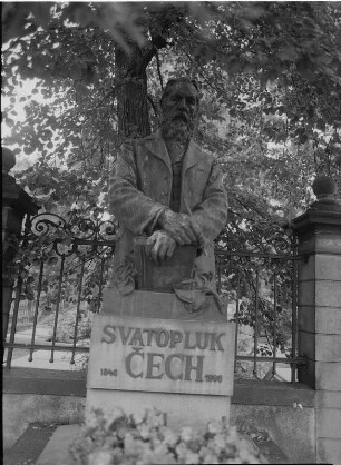 Figurengrabmal für Svatopluk Cech : Figurengrabmal für Svatopluk Cech. Stein (ab 1908; J. Obrovský). Prag, Vyšehrader Friedhof