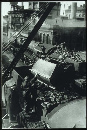 Beladen einer Lokomotive auf dem Anhalter Bahnhof