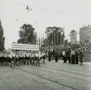 Dresden. 1. Pioniertreffen der DDR. Demonstration vor der Ehrentribüne am Großen Garten