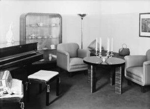 Innenraum mit Tisch und Sitzgruppe (1925/1930; Deutsche Werkstätten Hellerau)