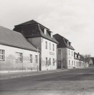 Hohenprießnitz. Schloss, Wirtschaftshof (18. Jahrhundert). Straßenansicht