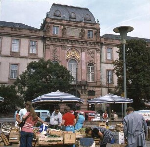 Darmstadt. Marktplatz mit Verkaufsständen vor dem Residenzschloss
