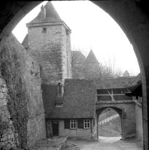 Rothenburg ob der Tauber. Blick durch das Vortor des Rödertores gegen Rödertor und Röderturm. Ansicht von der Stadtseite