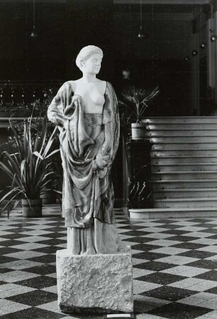 Weibliche Gewandfigur : Dresden, Albertinum, Mosaiksaal. Gewandfigur von Max Klinger