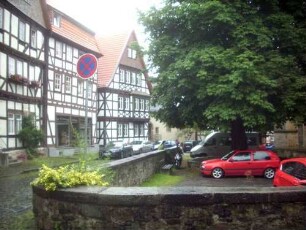 Kirchhof im Norden nach Osten mit begrenzenden Fachwerkhäusern