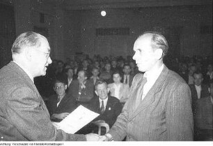 Dresden, Prießnitzstraße 39. Union Druckerei. Otto Nuschke, Vorsitzender der CDU in der DDR, übergibt der neuen Druckerei an die Belegschaft, Mai 1953
