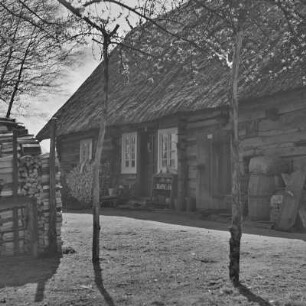 Strohgedecktes Blockhaus in Burg-Kauper. : Ze słomu skryte kładźity twar w Kupaŕskich Bórkowach.