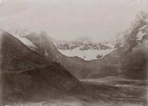 Oberes Collanestal des Cerro Altar. Im Hintergrund die Caldera mit dem Calderagletscher, rechts die höchste Spitze, der Obispo; links die Canonico-Spitze