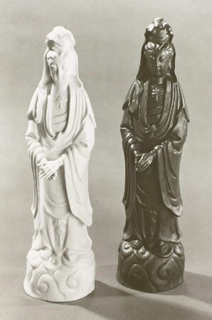 Abformungen von chinesischem Porzellan (Mitte) in Böttgersteinzeug (rechts) und Böttgerporzellan (links): die chinesische Gottheit Kuan-yin