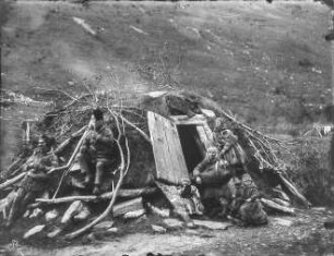 Gebiet um Tromsö. Samen-Familie vor ihrer Erdblockhütte