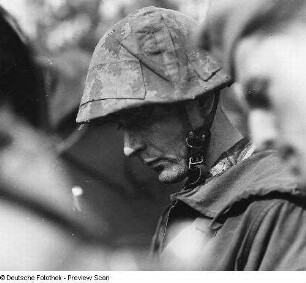 Soldat mit Stahlhelm (mit Tarnbezug)