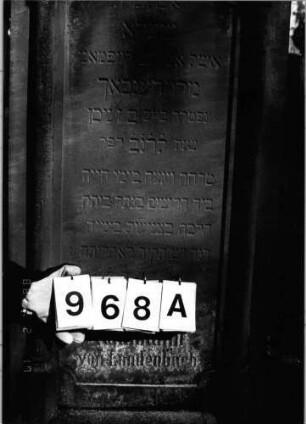Grabstein 968 (Index: 99802678) Material: Sandstein Zustand: gut Maße HxBxT: 153x68x22 cm Beschreibung: Sockel, Stele mit verdachtem eingezogenem Rundbogen, Seitenakroterien, zwei Halbsäu Besonderheit: Endreim: Grabstein 968A