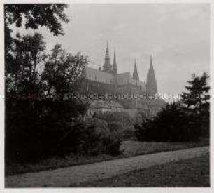 Das hunderttürmige Prag, Prager Burg und St.-Veits-Dom vom Hirschgraben gesehen