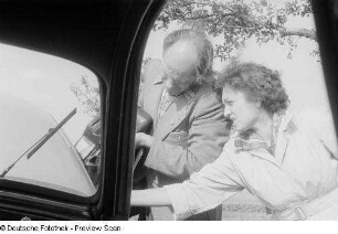 Ein Mann und eine Frau beim Auffüllen des Tanks