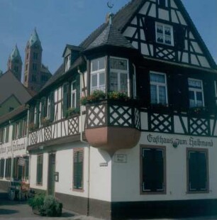 Speyer. Historisches Gasthaus zum Halbmond