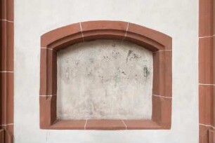 Wandaltar mit Resten einer Bemalung