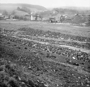 Paulsdorf : Paulsdorf, Häuser (mittig die 1897 erbaute Bäckerei Wetzorke, rechts im Vordergrund das im 7jährigen krieg eingäscherte 1764 aufgebaute Paulsdorfer Fachwerkhaus, rechts oben die 1884 nach Blitzeinschlag 1883 eingeäscherte neu aufgebeute Seifersdorfer Bauernwirtschaft, links oben das 1833 auf einen Felsvorsprung erbaute Paulsdorfer Haus) an der Einmündung des Paulsdorfer Dorfbaches. Links unten die Maltermühle in Paulsdorf. Im Hintergrund die neue Lämmergrundbrücke