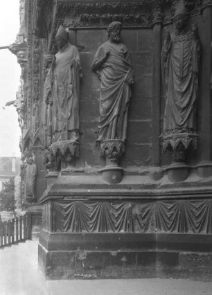 Südliches Westportal — Nördliches Gewände — Apostel (4. Figur)