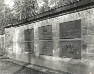 Denkmalsanlage für die Gefallenen des 1. Weltkrieges : Dresden-Neustadt, Kannenhenkelweg. Nordfriedhof (Garnisonsfriedhof). Denkmalsanlage für die Gefallenen des 1. Weltkrieges (ab 1918). Sechs Gedenkplatten von der Hauptwand