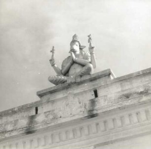 Madras, Indien. Mailapurtempel. Detail Dachsims mit plastischem Schmuck (Shiva mit Kopf des Nandi)