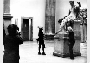 Besucher im Saal der hellenistischen Architektur im Pergamonmuseum
