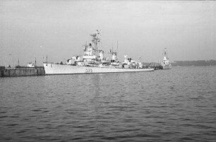 Kiel: Zerstörer [D127] der Bundesmarine am Pier